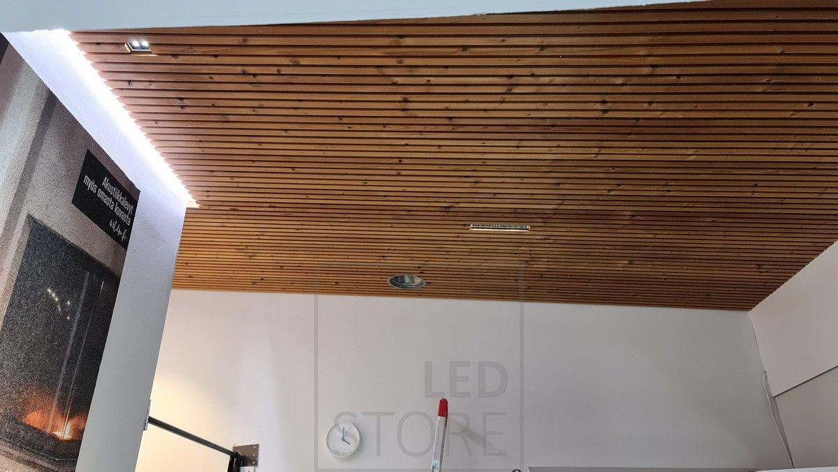 Rimakatossa Linja-valaisimia alasvaloina ja tunnelmavalona 22W-m CCT led nauhaa. Ledstore.fi